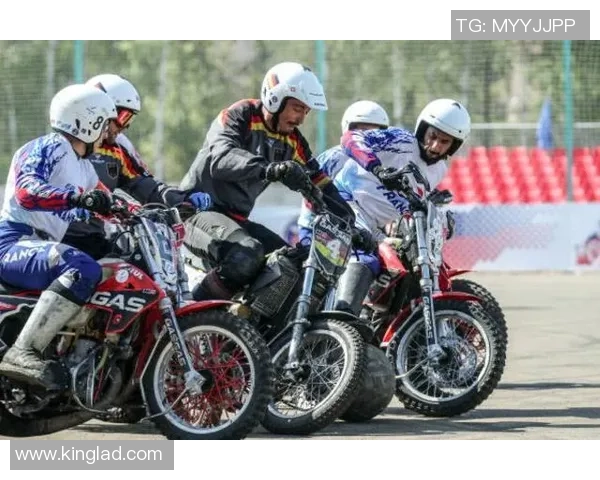 扎伯朱达与梅威瑟激烈对抗后紧紧相拥展现拳击精神与友谊 扎伯朱达与梅威瑟激烈对抗后紧紧相拥展现拳击精神与友谊