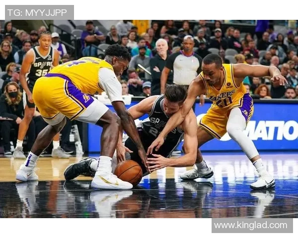 湖人对阵马刺的激烈第四节较量精彩回顾与关键时刻分析